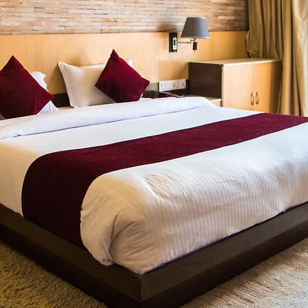 Hotel Queens Park Pokhara Ngoại thất bức ảnh