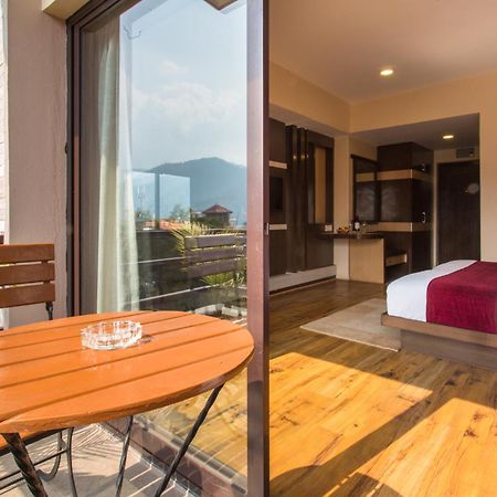 Hotel Queens Park Pokhara Ngoại thất bức ảnh