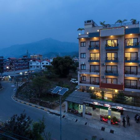 Hotel Queens Park Pokhara Ngoại thất bức ảnh