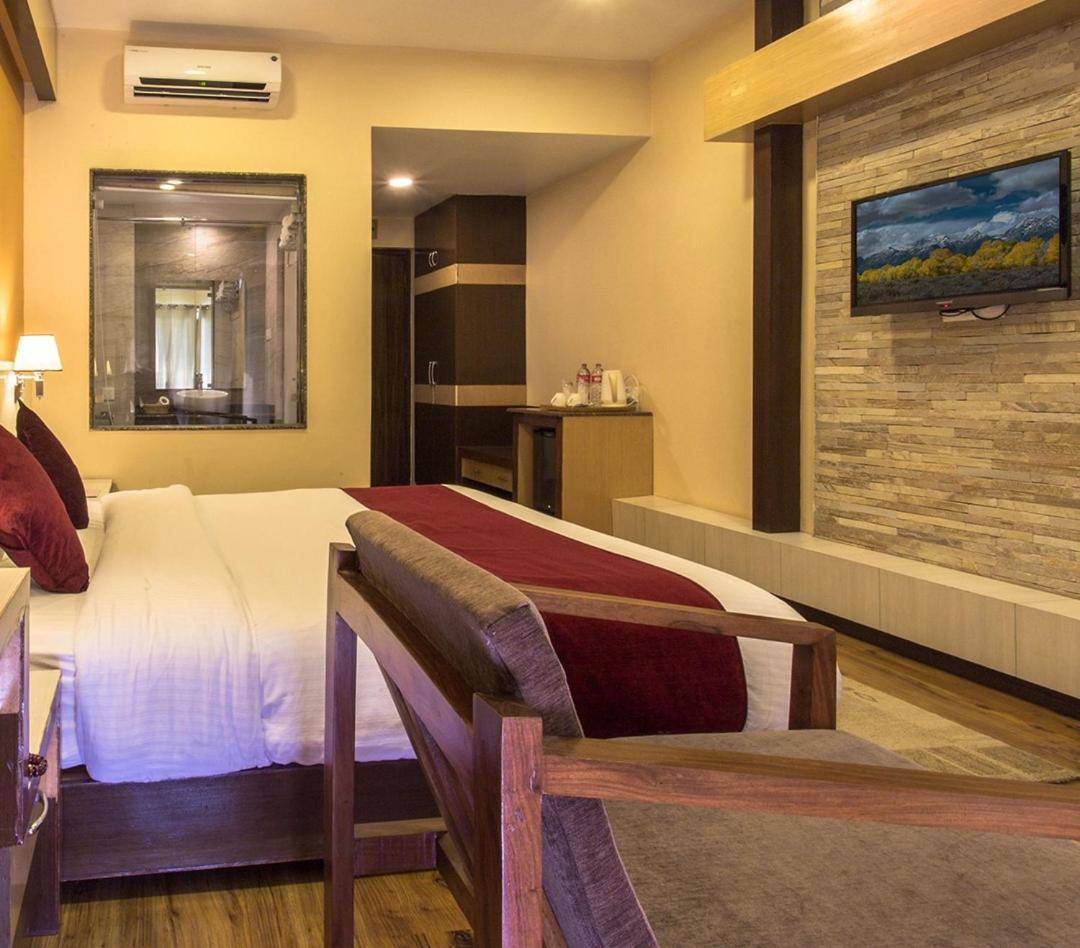 Hotel Queens Park Pokhara Ngoại thất bức ảnh