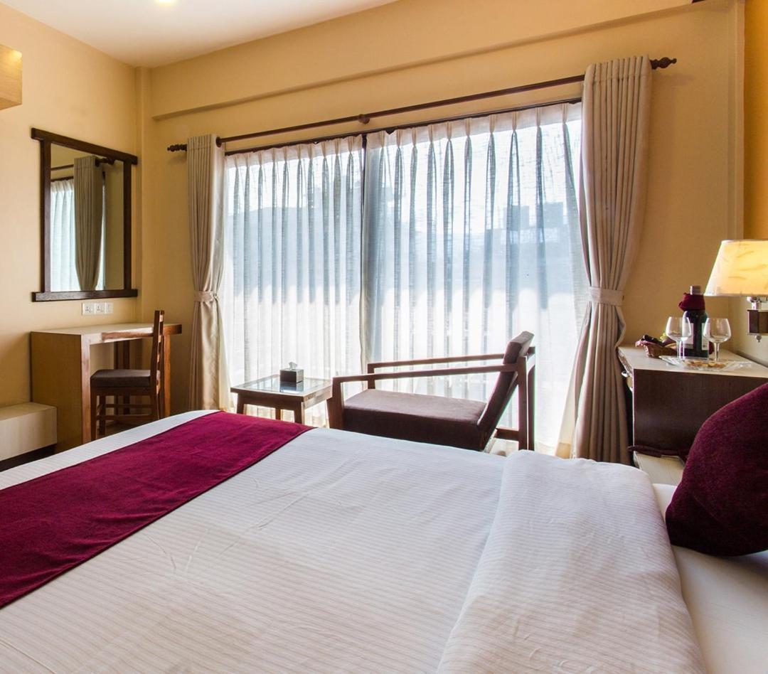 Hotel Queens Park Pokhara Ngoại thất bức ảnh