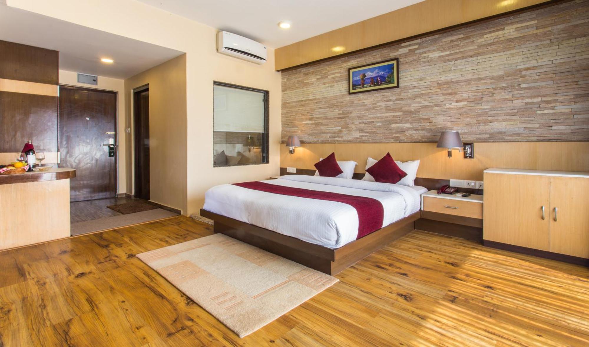 Hotel Queens Park Pokhara Ngoại thất bức ảnh