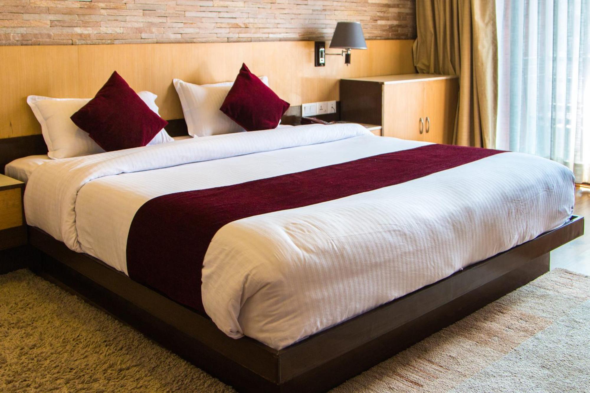Hotel Queens Park Pokhara Ngoại thất bức ảnh