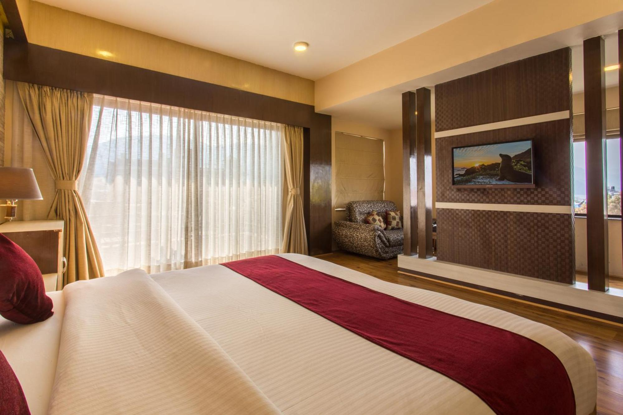 Hotel Queens Park Pokhara Ngoại thất bức ảnh