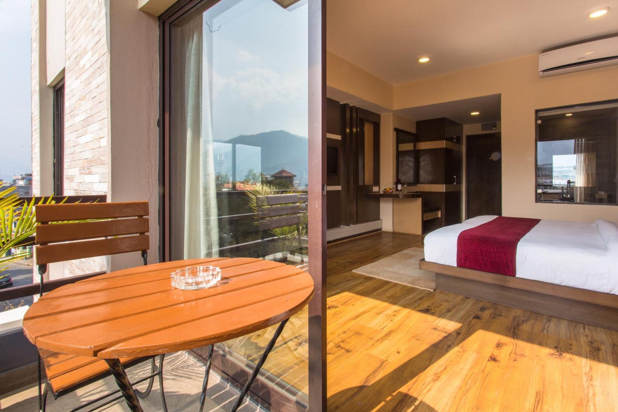 Hotel Queens Park Pokhara Ngoại thất bức ảnh