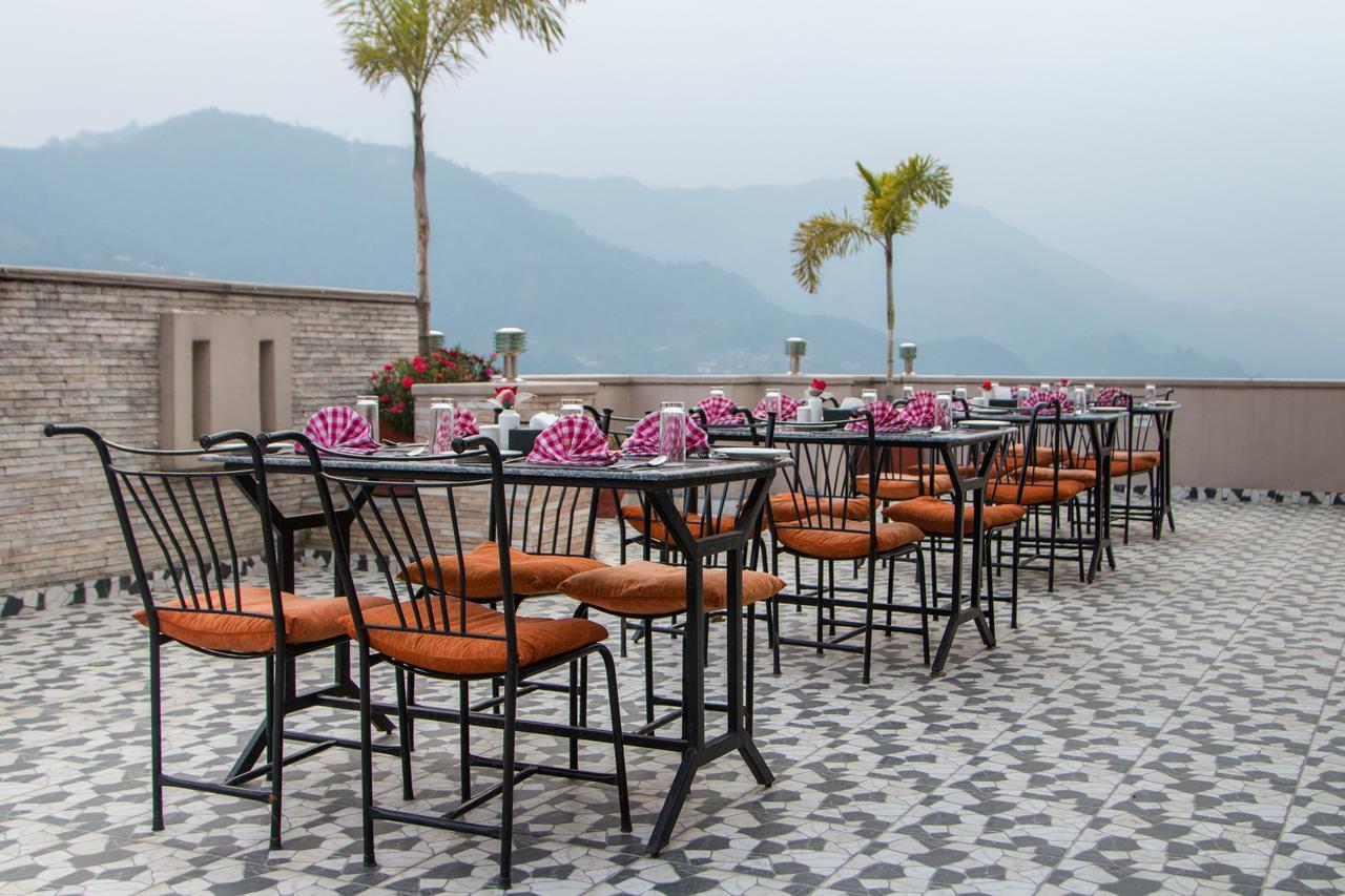 Hotel Queens Park Pokhara Ngoại thất bức ảnh