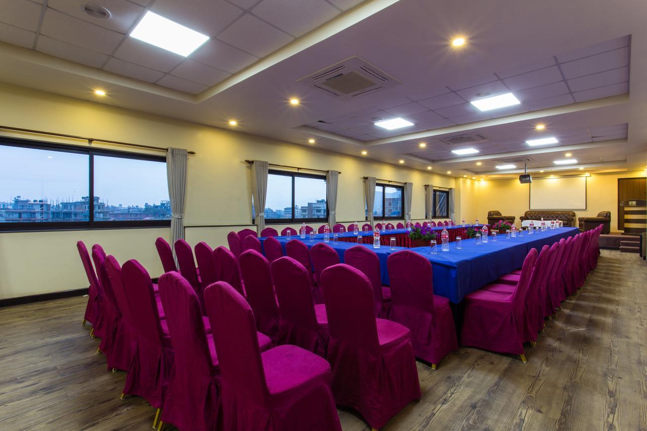 Hotel Queens Park Pokhara Ngoại thất bức ảnh