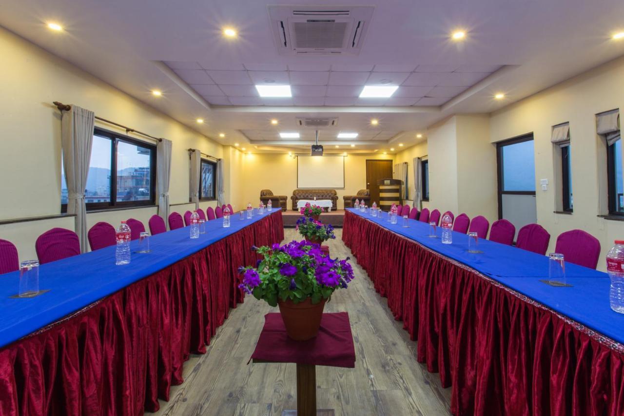 Hotel Queens Park Pokhara Ngoại thất bức ảnh