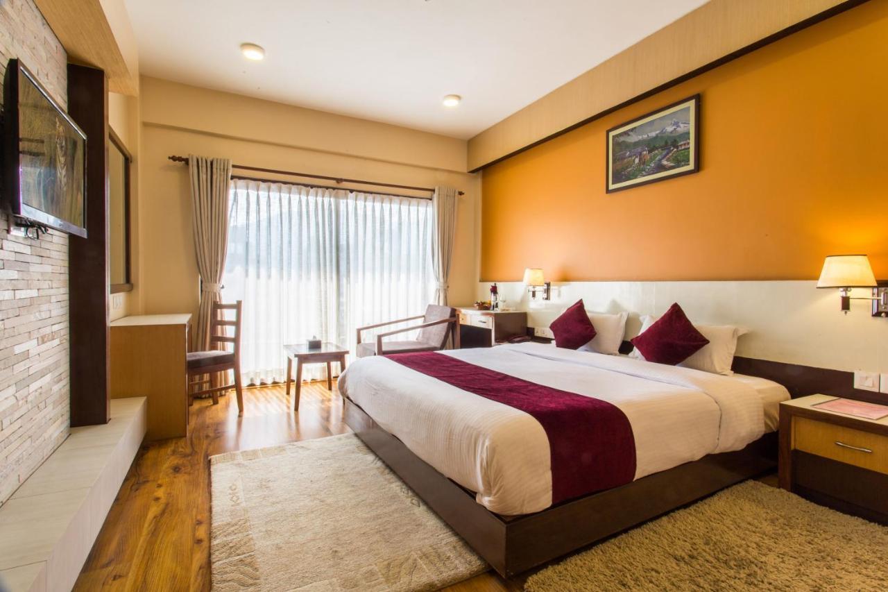 Hotel Queens Park Pokhara Ngoại thất bức ảnh