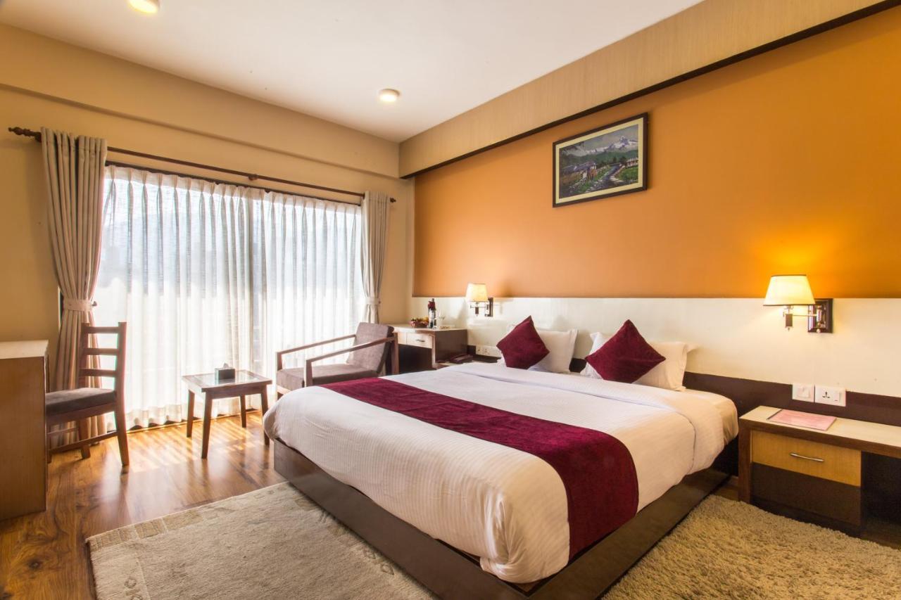 Hotel Queens Park Pokhara Ngoại thất bức ảnh