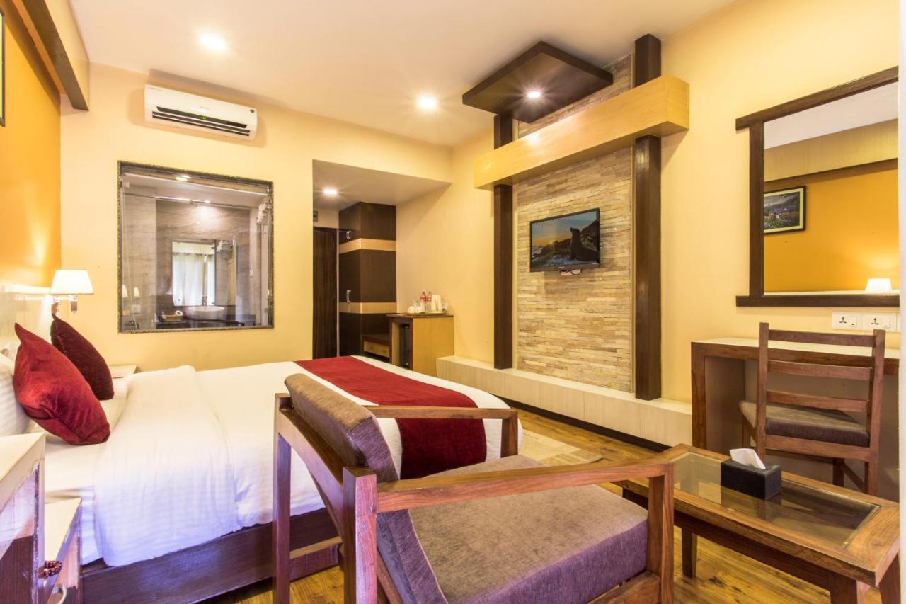 Hotel Queens Park Pokhara Ngoại thất bức ảnh
