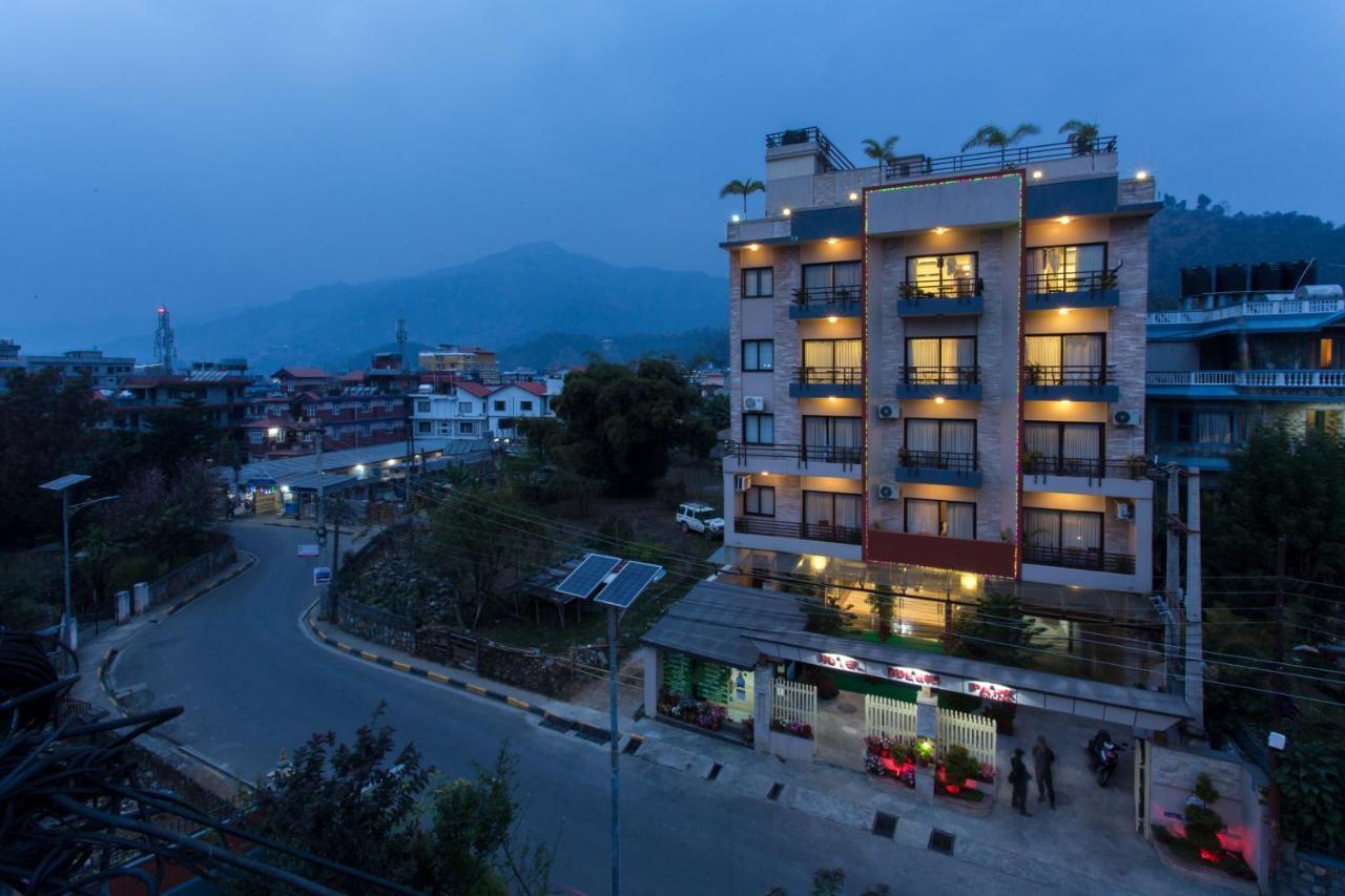 Hotel Queens Park Pokhara Ngoại thất bức ảnh