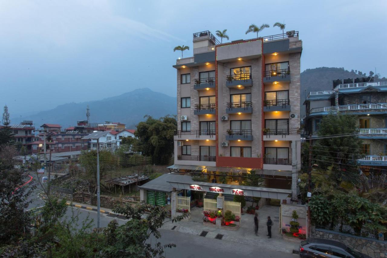 Hotel Queens Park Pokhara Ngoại thất bức ảnh
