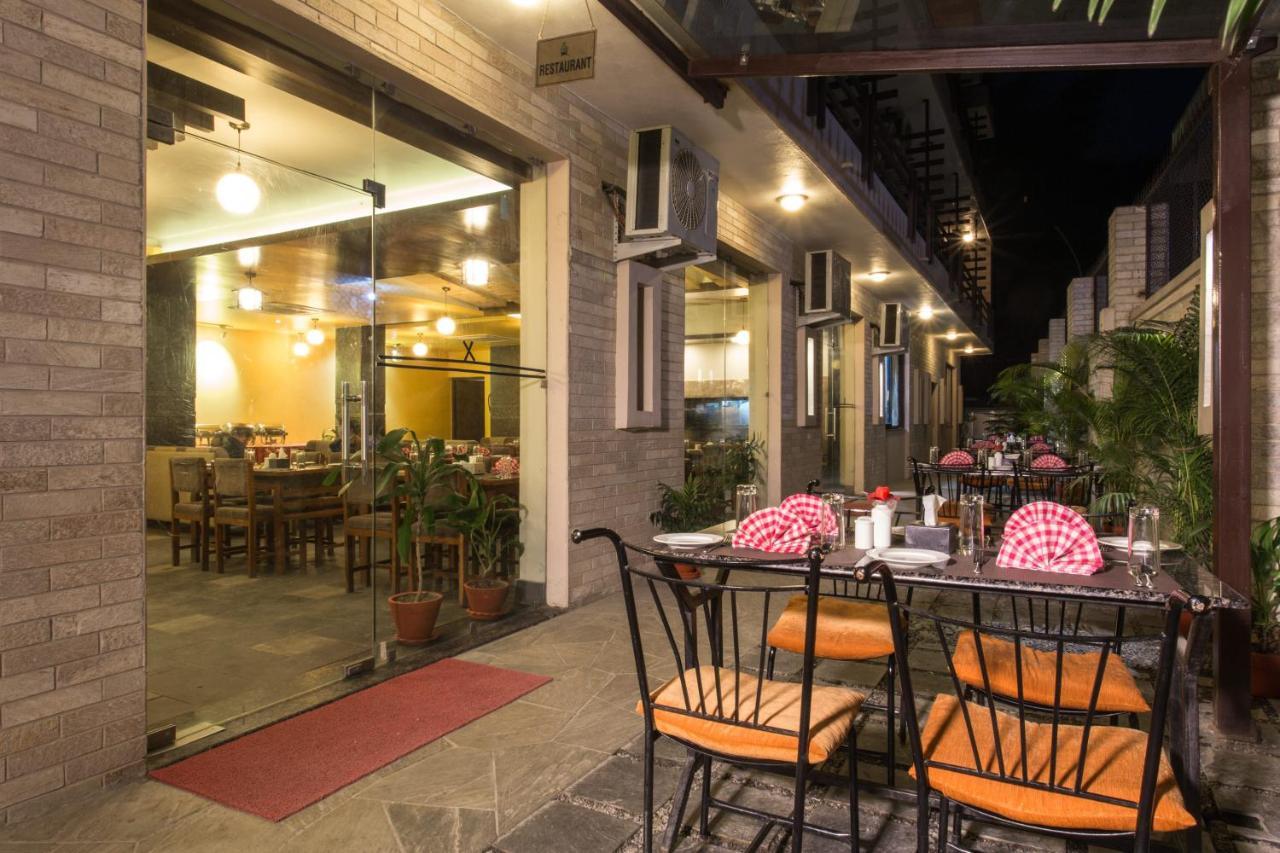 Hotel Queens Park Pokhara Ngoại thất bức ảnh