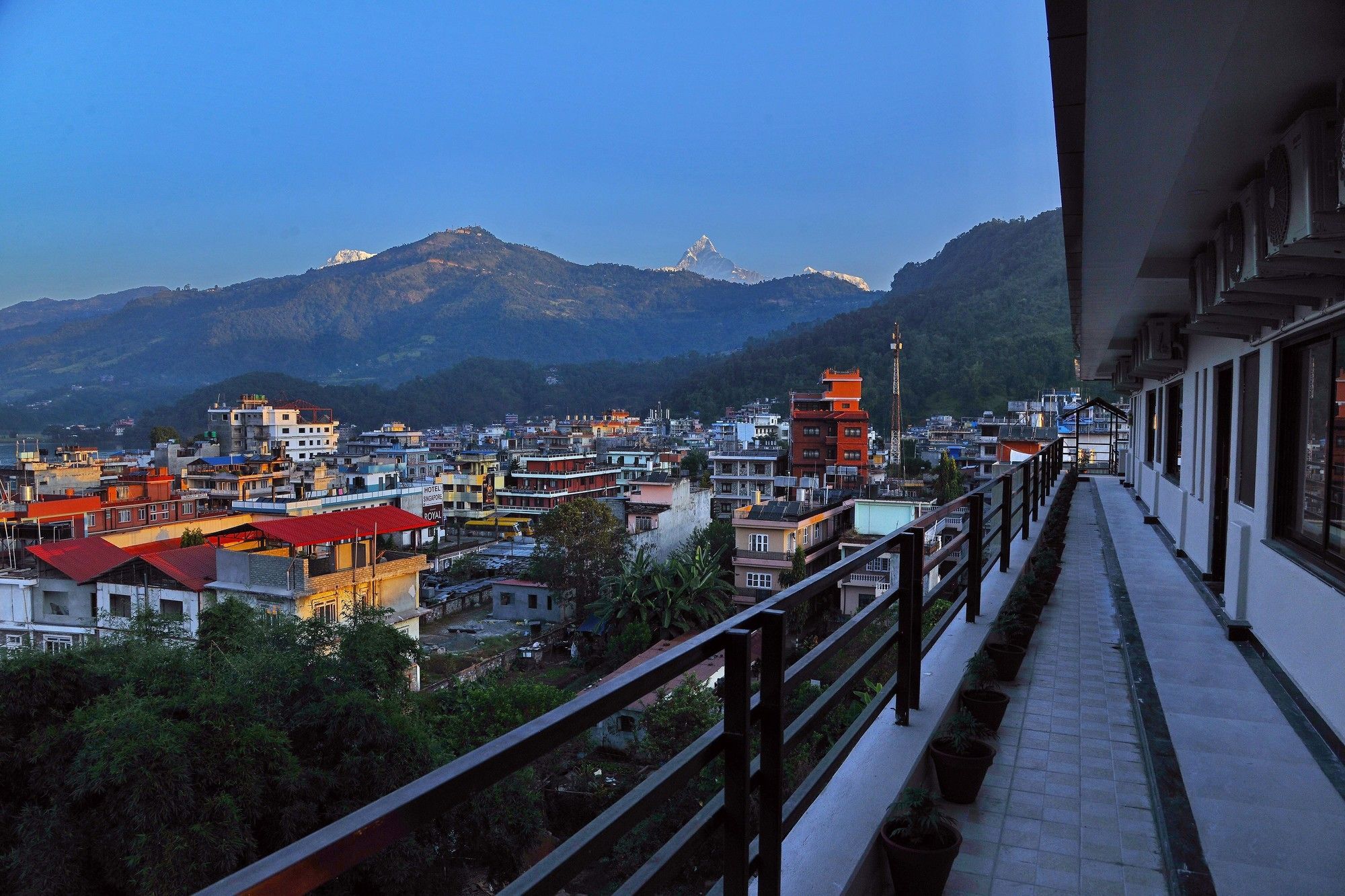 Hotel Queens Park Pokhara Ngoại thất bức ảnh