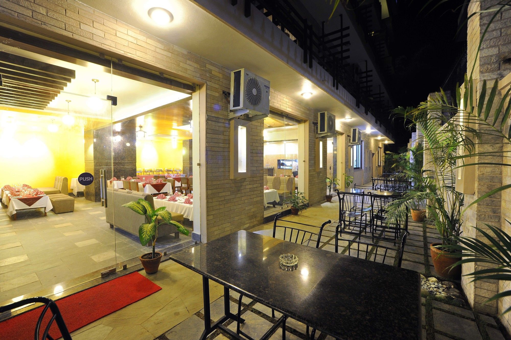 Hotel Queens Park Pokhara Ngoại thất bức ảnh