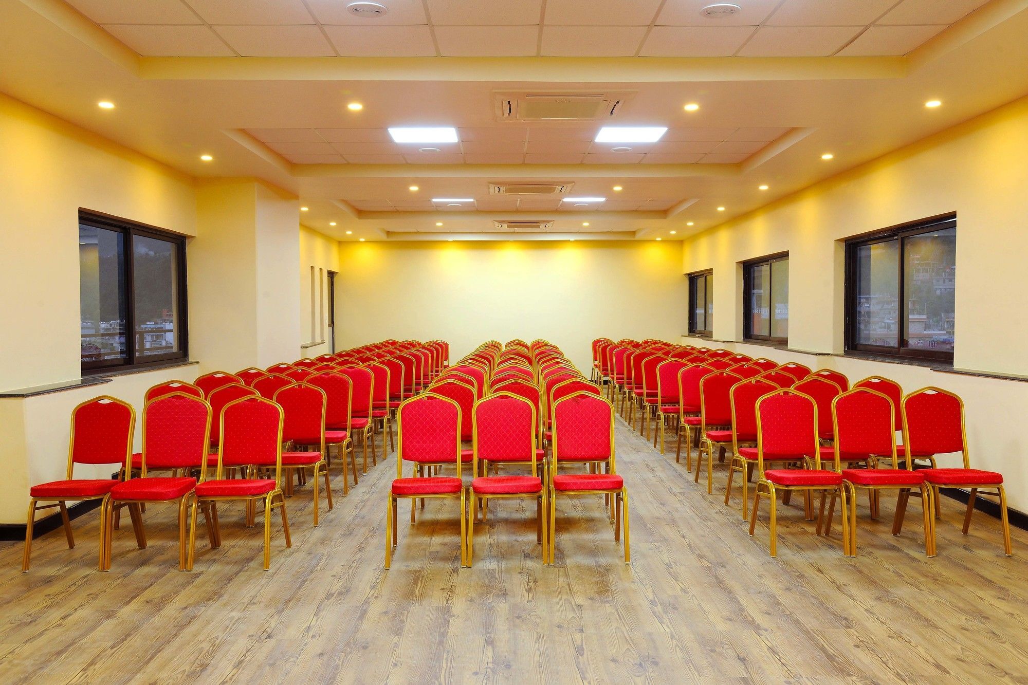Hotel Queens Park Pokhara Ngoại thất bức ảnh