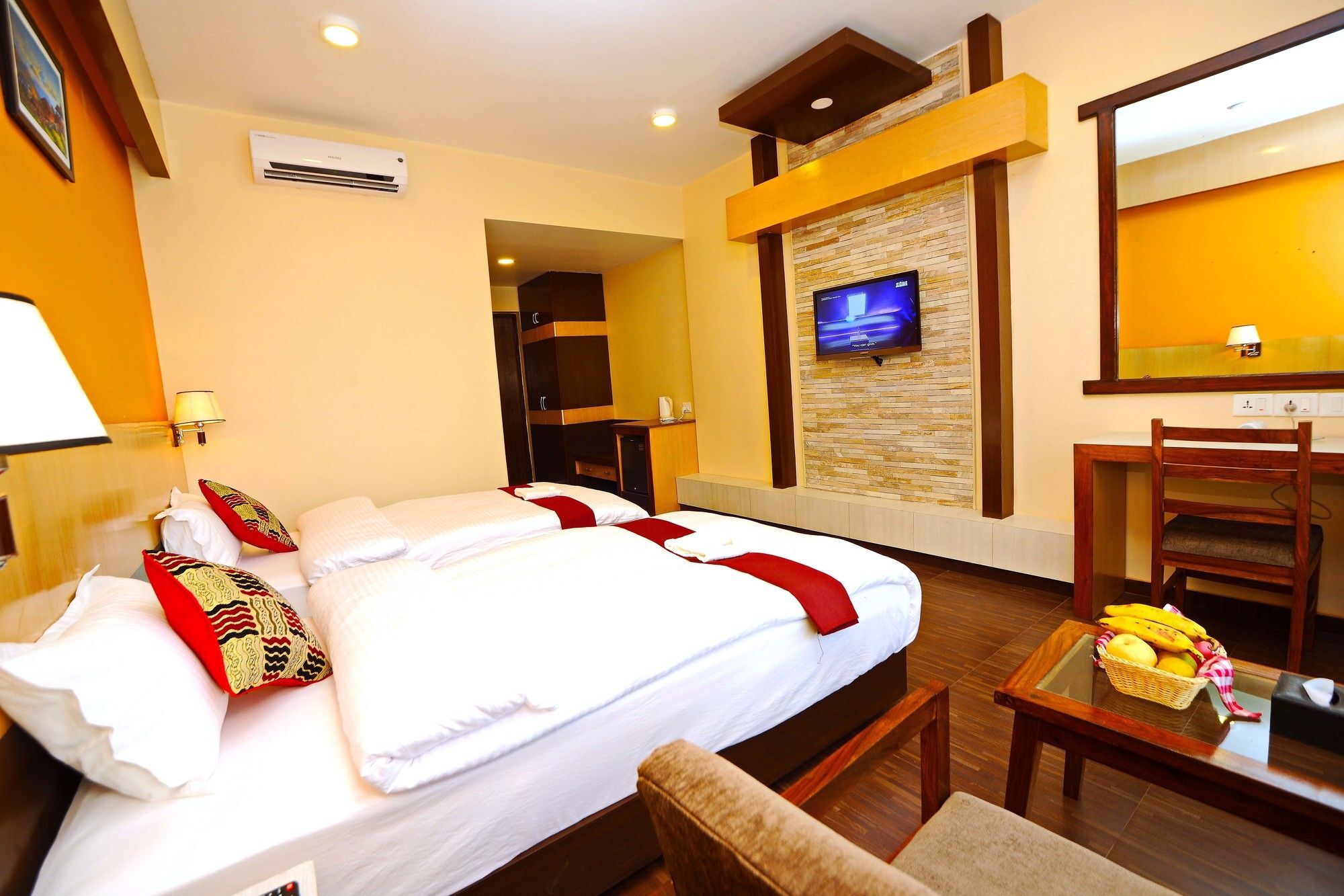 Hotel Queens Park Pokhara Ngoại thất bức ảnh