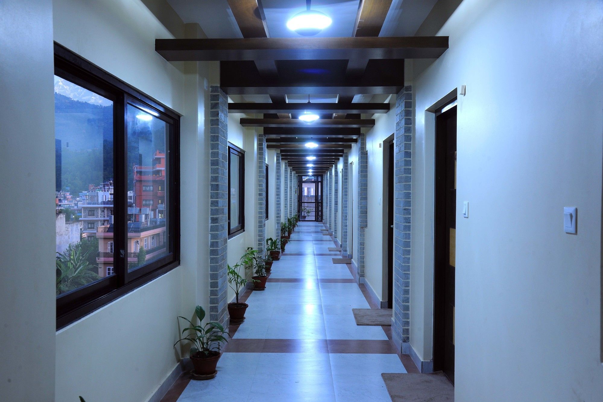 Hotel Queens Park Pokhara Ngoại thất bức ảnh