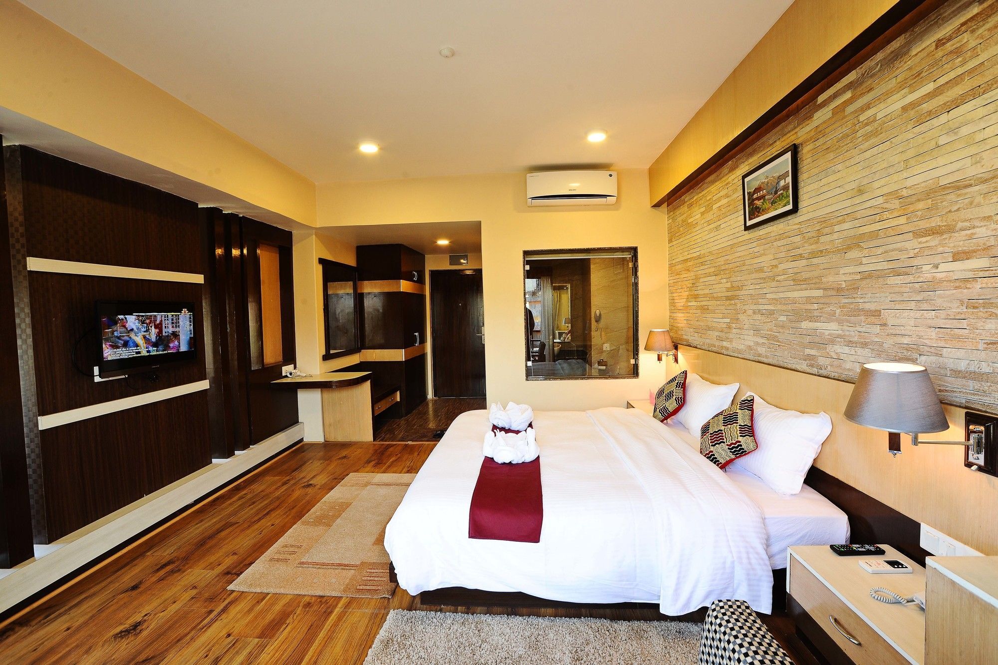 Hotel Queens Park Pokhara Ngoại thất bức ảnh