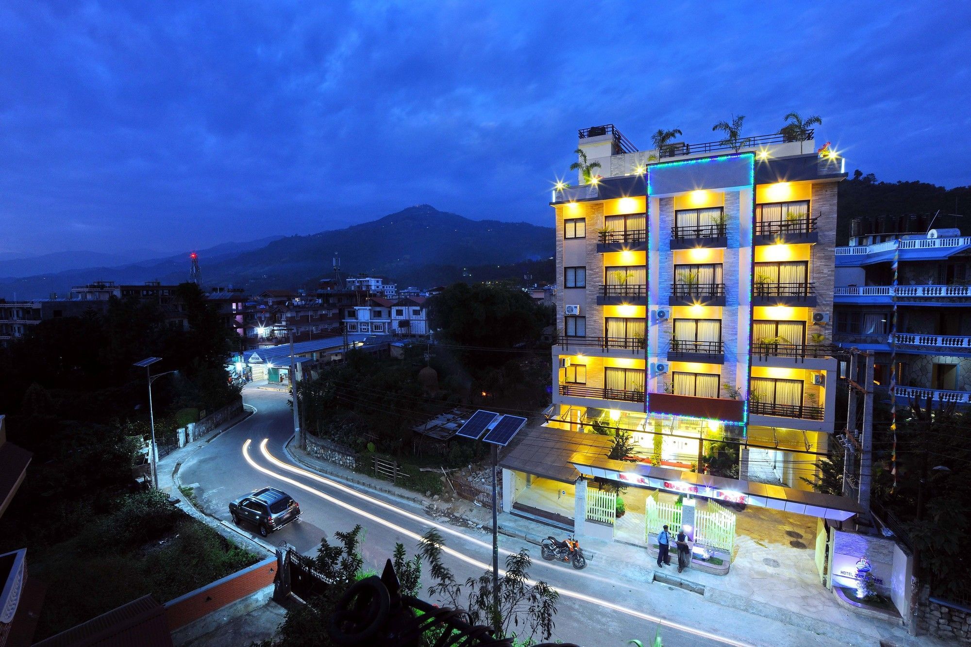 Hotel Queens Park Pokhara Ngoại thất bức ảnh