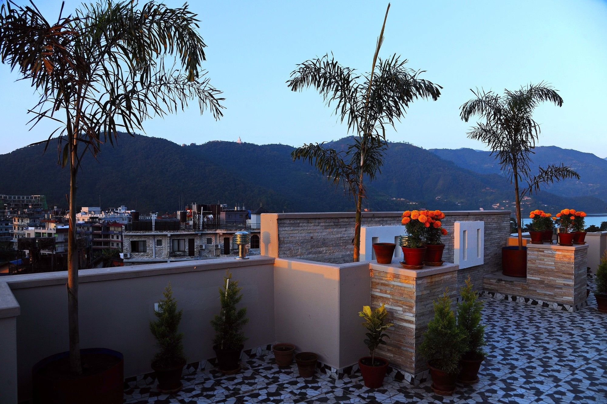 Hotel Queens Park Pokhara Ngoại thất bức ảnh