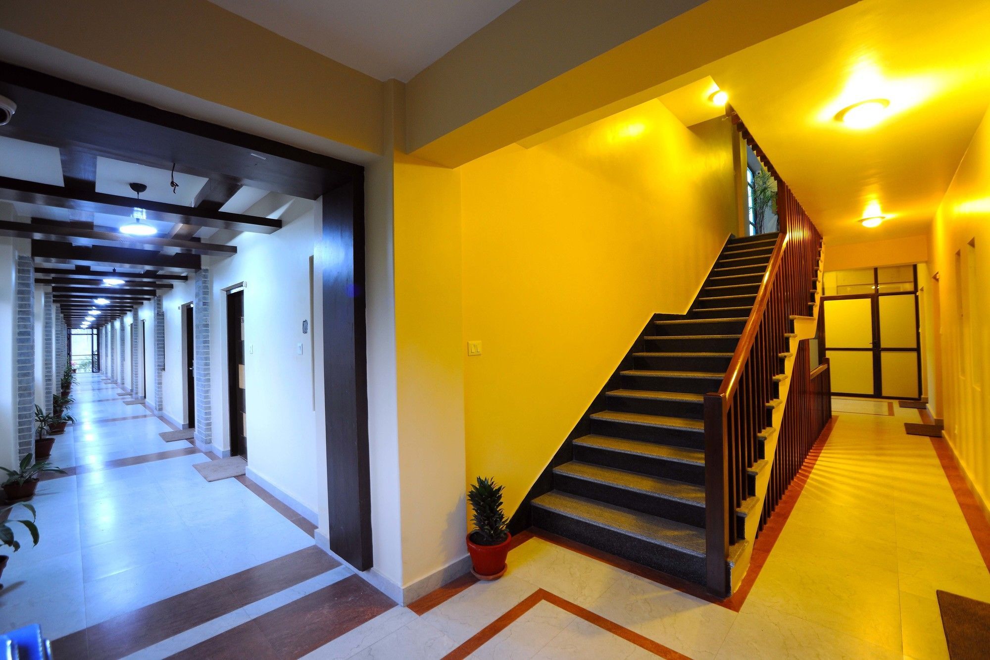 Hotel Queens Park Pokhara Ngoại thất bức ảnh