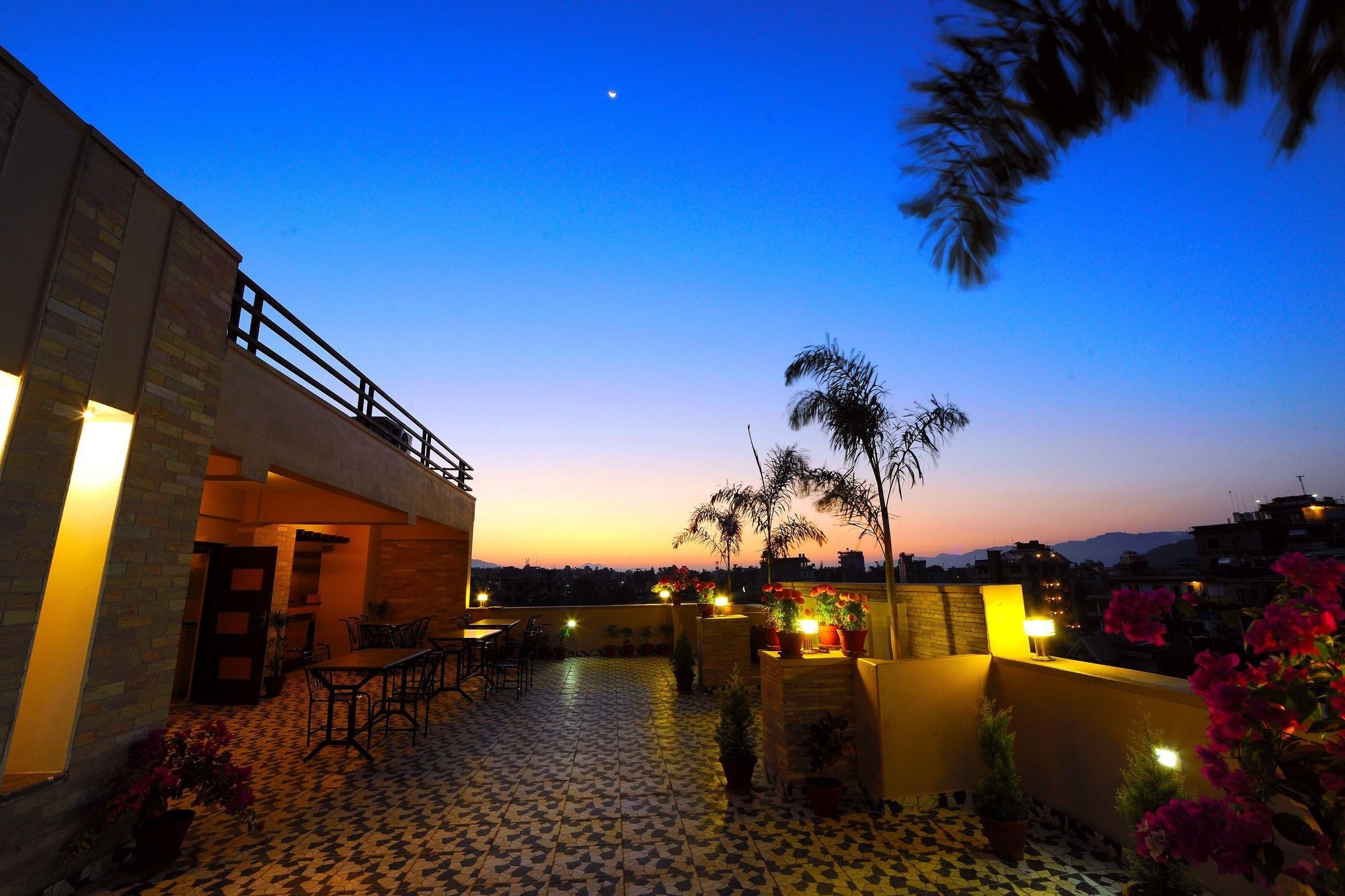 Hotel Queens Park Pokhara Ngoại thất bức ảnh