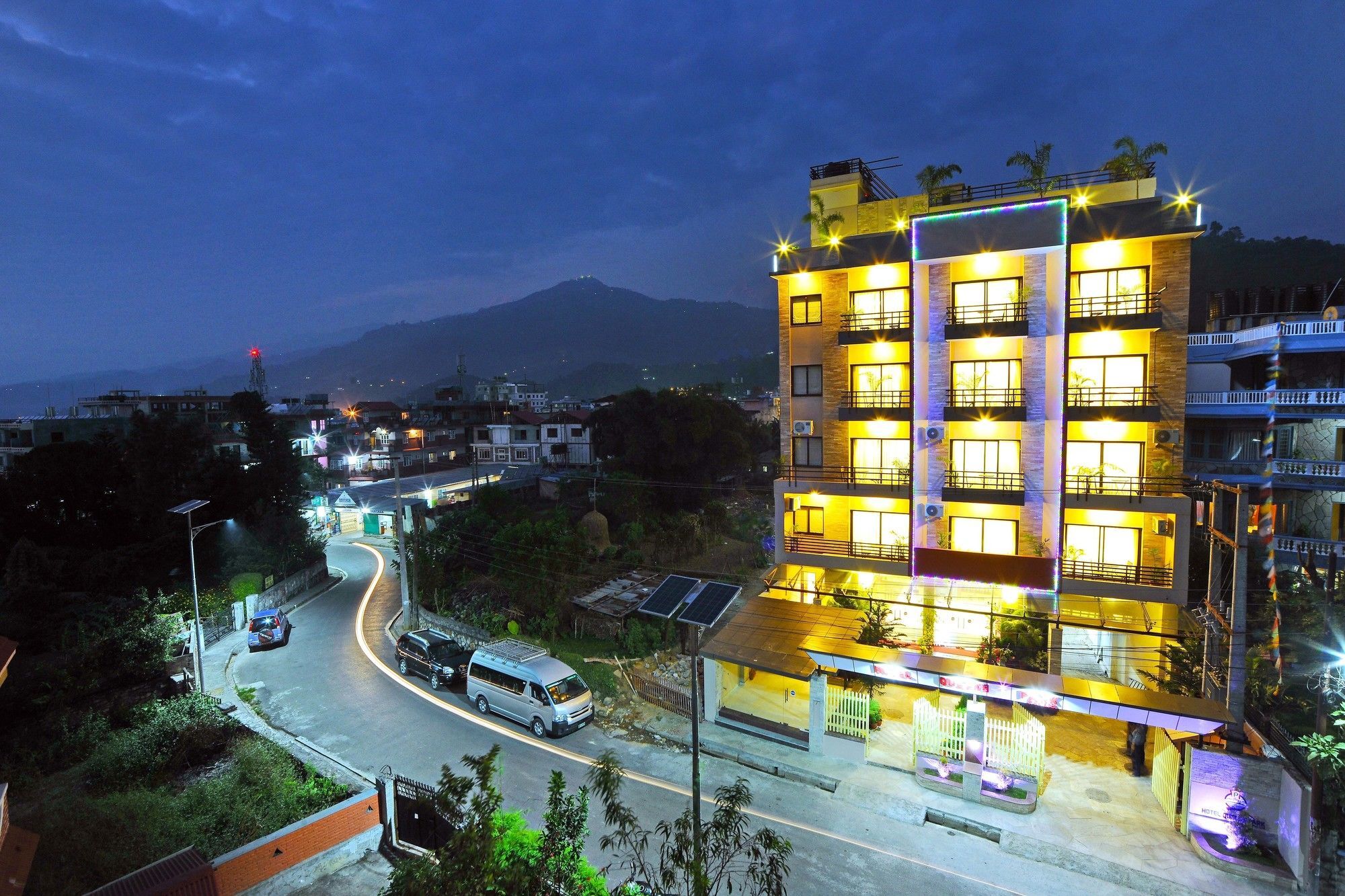 Hotel Queens Park Pokhara Ngoại thất bức ảnh