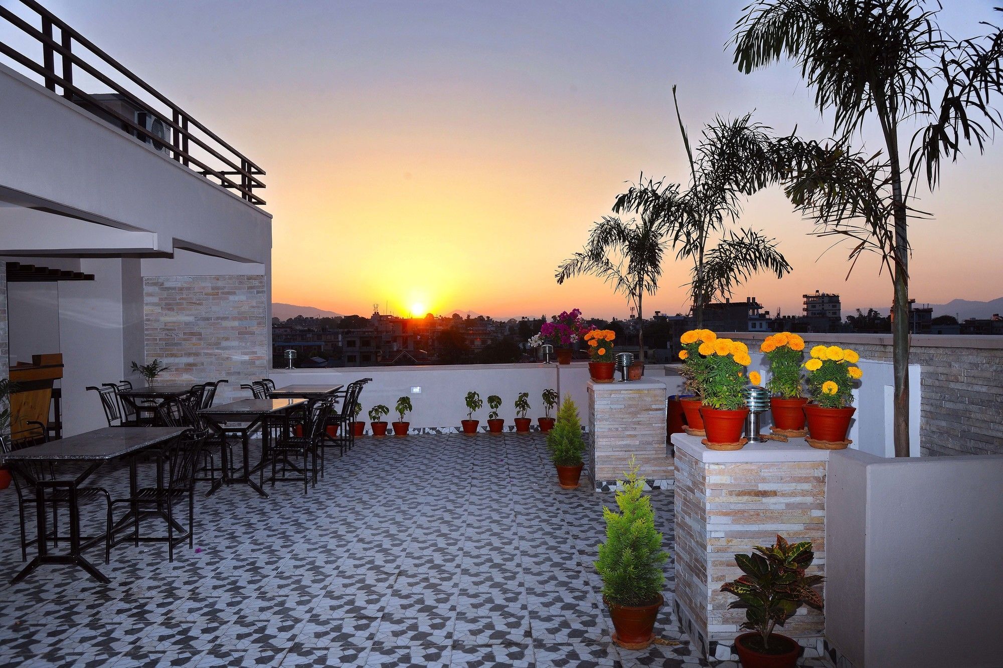Hotel Queens Park Pokhara Ngoại thất bức ảnh